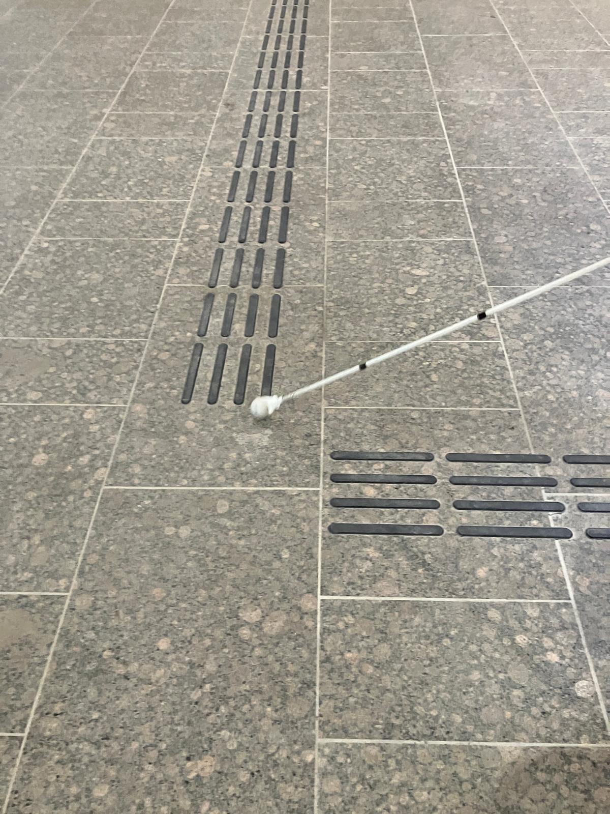 Foto 4 bij artikel "Aandachtspunten voor de blindengeleidelijnen in hoofdstation Groningen".